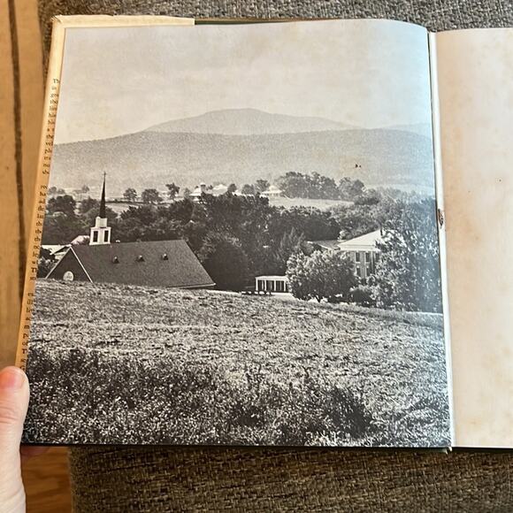 1973 Hollins College An Illustrated History by Frances J. Niederer Book - Picture 9 of 9